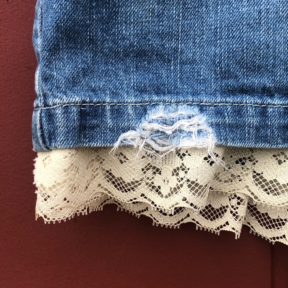 Levi’s Denim Shorts With Lace Hems size 7 - Picture 2 of 8